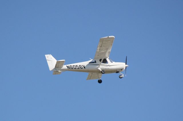 Cessna Skycatcher (N6058V) - Cessna Skycatcher (N6056V) departs Sarasota-Bradenton International Airport 