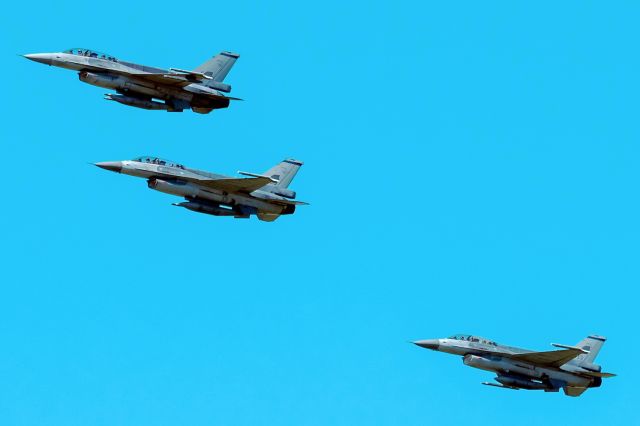 N632 — - Lockheed F-16D Fighting Falcon. Republic of Singapore Air Force  sn 632, USAF xxxxxx 145 Sqn Blue tail band leading SAF serial number 629, and 633 25 June 2024