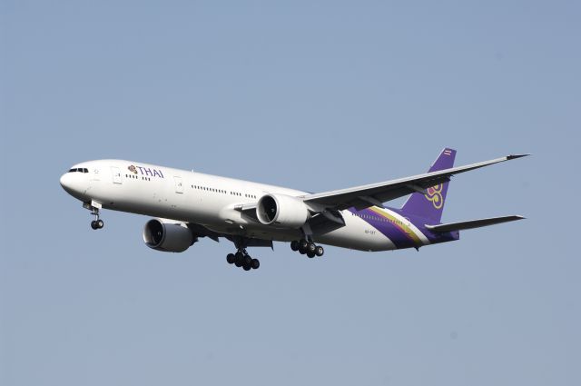 BOEING 777-300 (HS-TKK) - Final Approach to Narita Intl Airport Rwy16R on 2013/04/18