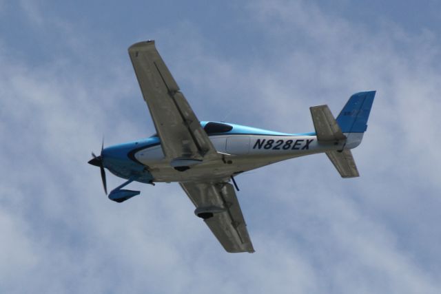 Cirrus SR-22 (N828EX) - Cirrus SR-22 (N828EX) on approach to Runway 32 at Sarasota-Bradenton International Airport