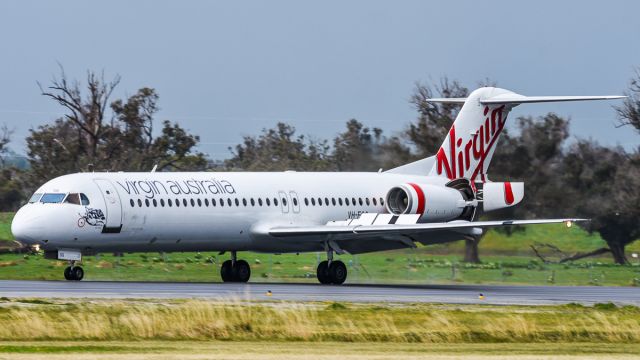 Fokker 100 (VH-FSQ)