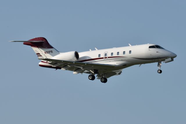 Bombardier Challenger 300 (N91PR) - Runway 32 arrival 09-14-22