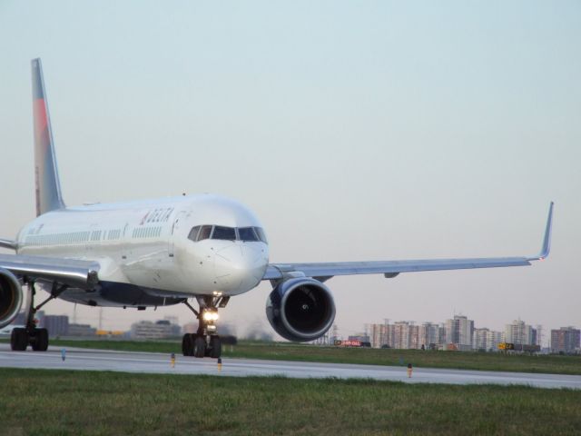 Boeing 757-200 (N648DL)