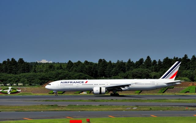 BOEING 777-300 (F-GSQA) - Reversing at Narita