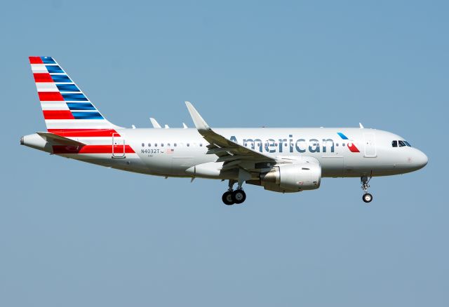 Airbus A319 (N4032T) - 07/28/2015 American N4032T A319 KDFW