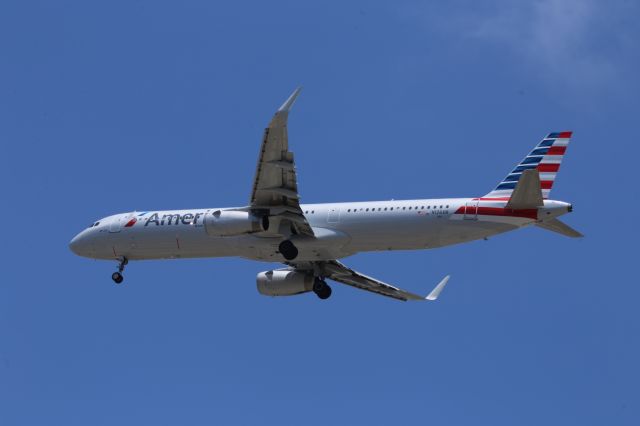 Airbus A321 (N126AN)