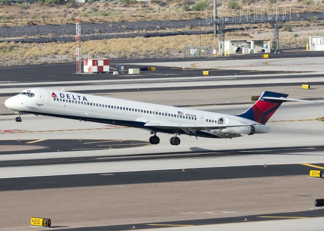 McDonnell Douglas MD-90 (N952DN)