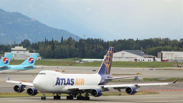 Boeing 747-400 (N412MC)