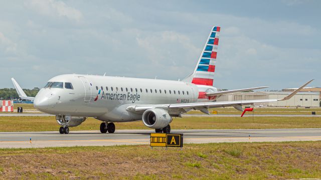 Embraer 175 (N432YX)