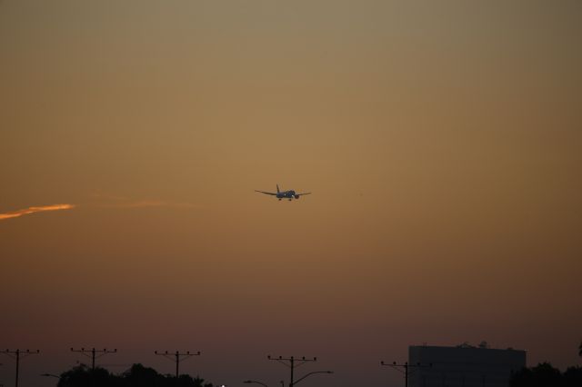 Boeing 777-200 —