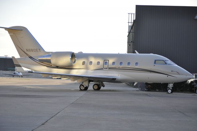 Canadair Challenger (N880ET)