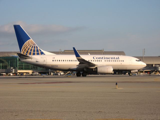 Boeing 737-700 (N21723) - Holding on RWY 19R