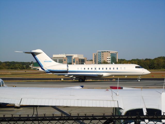 Bombardier Global Express (N902MM) - 10/21/10 heading from Signature for departure on R02R.