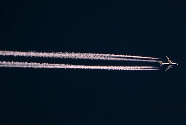 Boeing 747-400 — - United Airlines 747-400 overhead at IAH