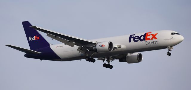 BOEING 767-300 (N298FE)