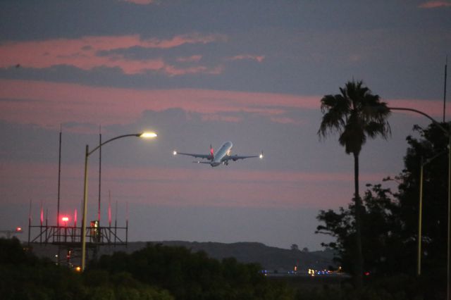 Boeing 737-900 (N832DN)
