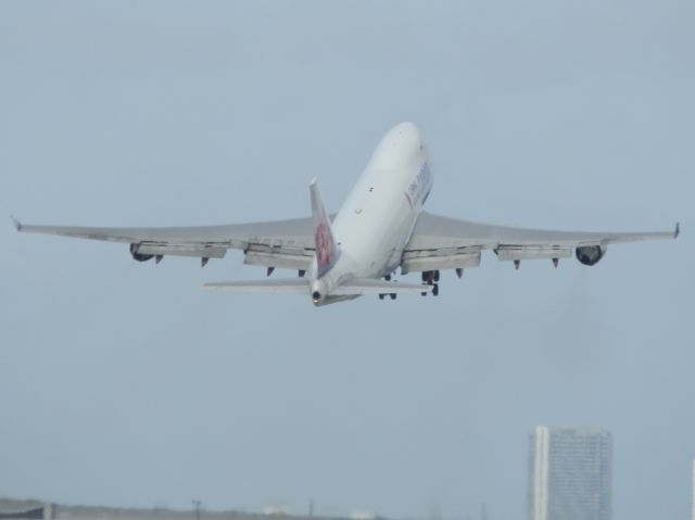 Boeing 747-400 (B-18718)