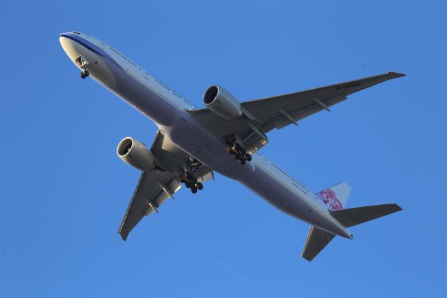 BOEING 777-300ER (B-18002)