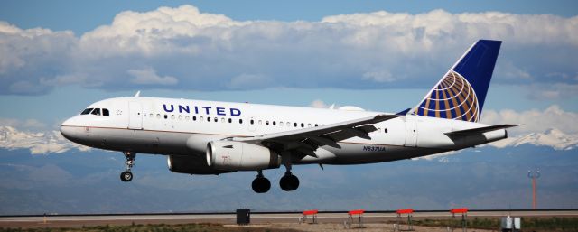 Airbus A319 (N837UA) - Landing on 16L.