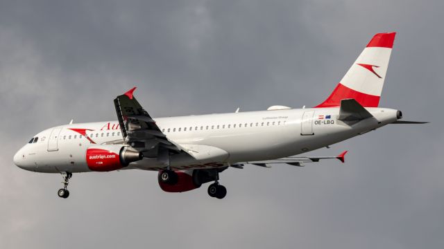 Airbus A320 (OE-LBQ)