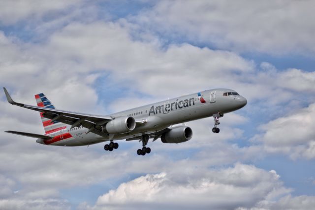 Boeing 757-200 (N203UW) - A Boeing 757 operated by American arrives at KCDA in from KPHX on 20190910.br /br /Contact photographer for reproduction(s).