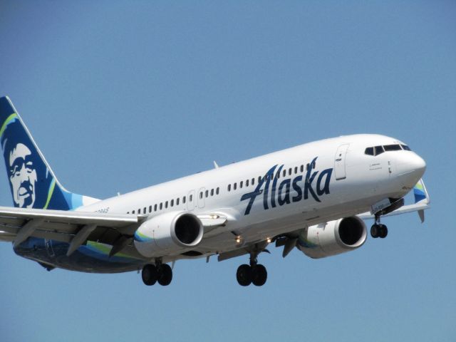 Boeing 737-800 (N529AS) - Landing RWY 20R
