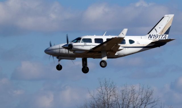 Piper Navajo (N191TA) - On final is this 1974 Piper Navajo in the Winter of 2019.