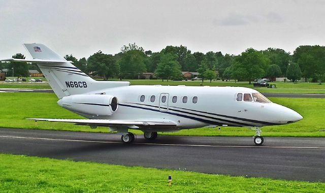 Hawker 800 (N68CB) - Photo made at Lebanon Municipal Airport (M54) at runway 19.