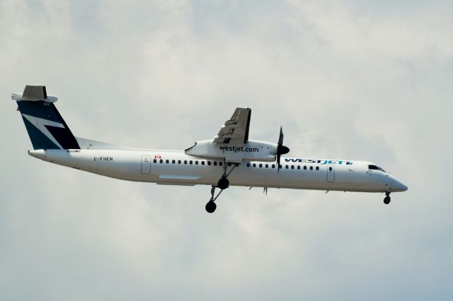 de Havilland Dash 8-400 (C-FHEN)