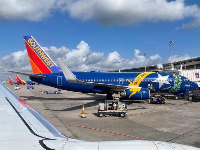 Boeing 737-700 (N727SW) - Resting after a flight from LaGuardia.  Taken from N8528Q