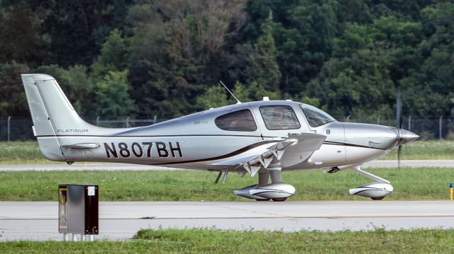 Cirrus SR22 Turbo (N807BH) - Cirrus SR22T at Willow Run Airport, Michigan, August 2023