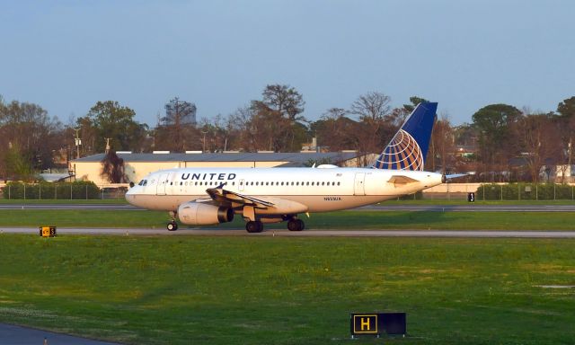 Airbus A319 (N833UA) - United Airlines Airbus A319-131 N833UA in New Orleans 