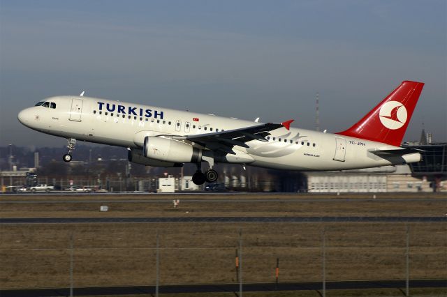 Airbus A320 (TC-JPH) - Airbua A320-232, Turkish Airlines, TC-JPH, EDDS Stuttgart-Echterdingen, 29.Dec.2007