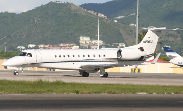 Embraer ERJ-135 (N909LX)