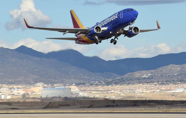 Boeing 737-700 (N714SW) - The former Shamu One leaving KABQ