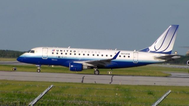 Embraer 170/175 (N654RW)