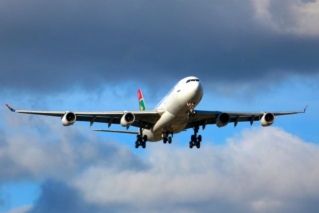 Airbus A340-300 (ZS-SXB)