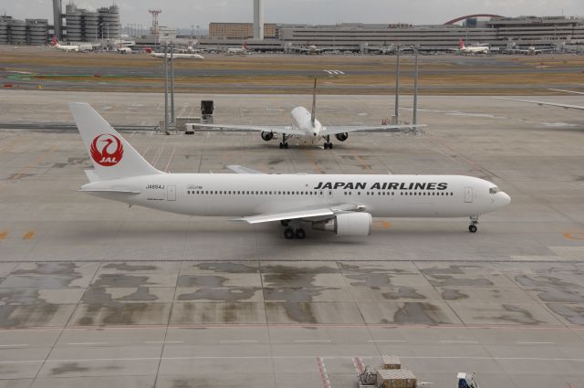 BOEING 767-300 (JA654J) - Japan Airlines taxing at haneda Intl Airport on March 2nd 2011 JAL New c/s