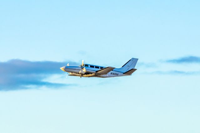 Cessna 404 Titan (N165SA) - Cessna 404 Titan taking off from PHX on 11/9/22. Taken with a Canon R7 and Tamron 70-200 G2 lens.