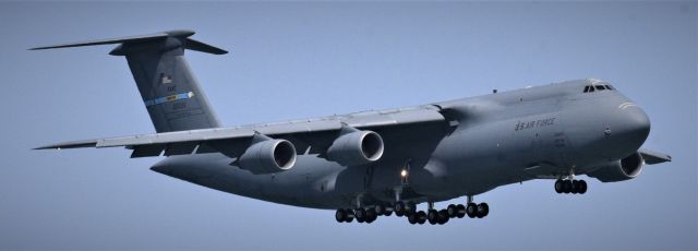 LOCKHEED C-5 Super Galaxy (60025) - C-5 M SUPER GALAXY aterrizando en rota por la pista 10 el 03-05-2020