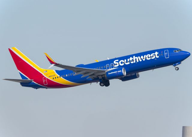 Boeing 737-800 (N8522P)