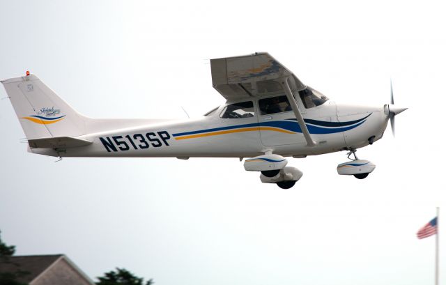 Cessna Skyhawk (N513SP) - Take off RW28.