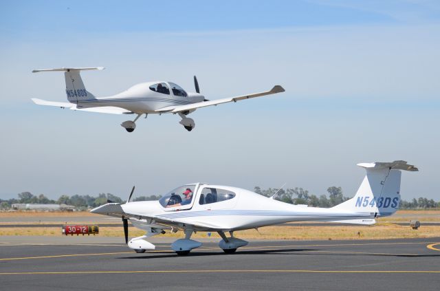 — — - 2001 DIAMOND AIRCRAFT DA 40 Diamond Star Taxing and taking-off from Merced Regional Airport
