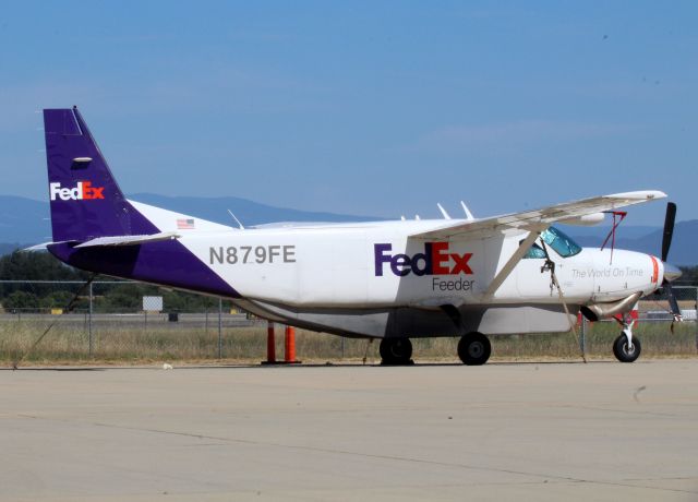 Cessna Caravan (N879FE) - KRDD - FedEx Cargomaster baking in the 103 degree heat 6/2/2016