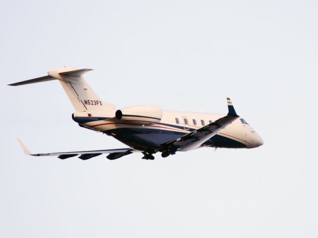 Bombardier Challenger 300 (N523FX)