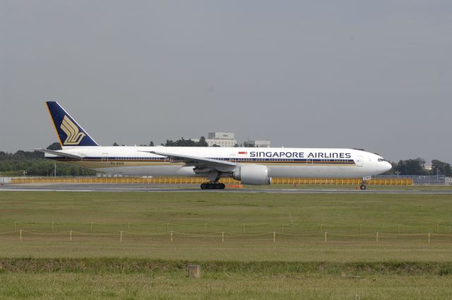 BOEING 777-300 (9V-SWN) - Departure at NRT Airport Runway 16R on 2011/10/8