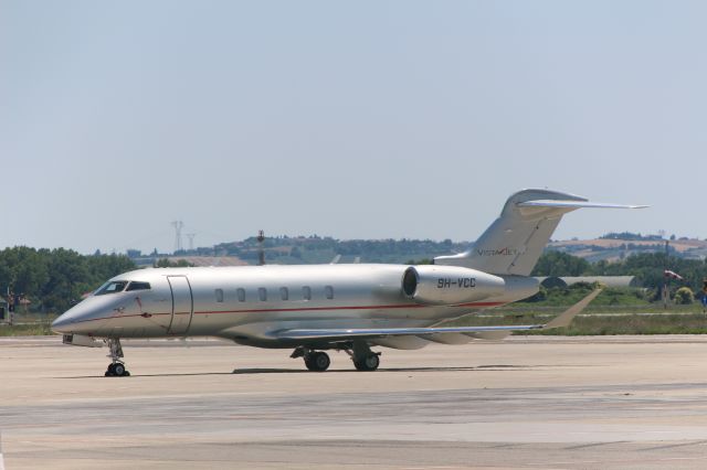 Canadair Challenger 350 (9H-VCC)