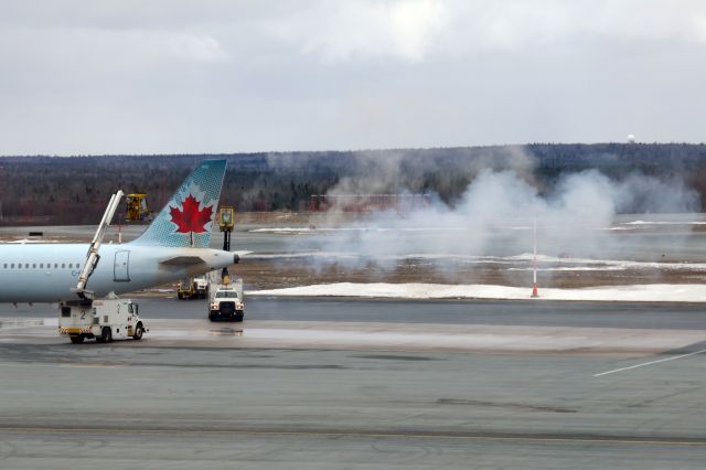 Airbus A321 (C-FGKP) - While deicing, massive smoke is suddenly emitted from the tail.(2 of 2)