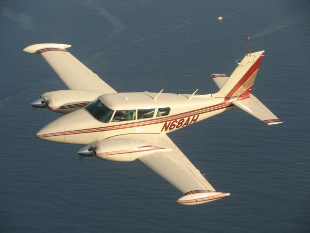 Piper PA-30 Twin Comanche (N68AH)