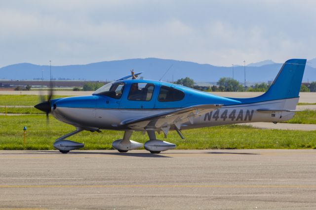Cirrus SR-22 —